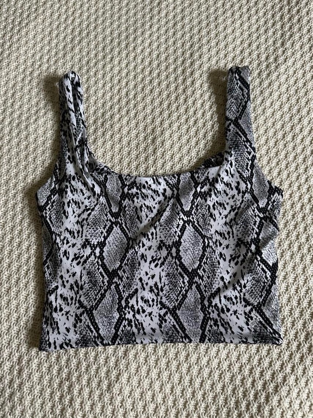 Snake print white & black cropped tank